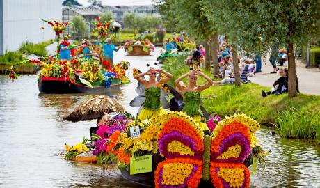 Schwimmender Blumenkorso in Holland